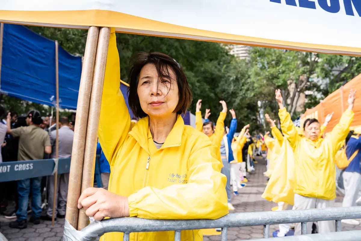 Practicantes de Falun Gong se manifiestan frente a la sede de la ONU en Nueva York el 22 de septiembre de 2026. (Samira Bouaou/The Epoch Times)