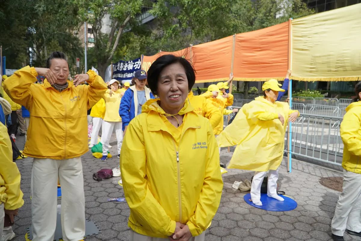 Liu Jiying asiste a la manifestación en la plaza Dag Hammarskjöld en Manhattan el 22 de septiembre de 2026. (Nicholas Zifcak/The Epoch Times)