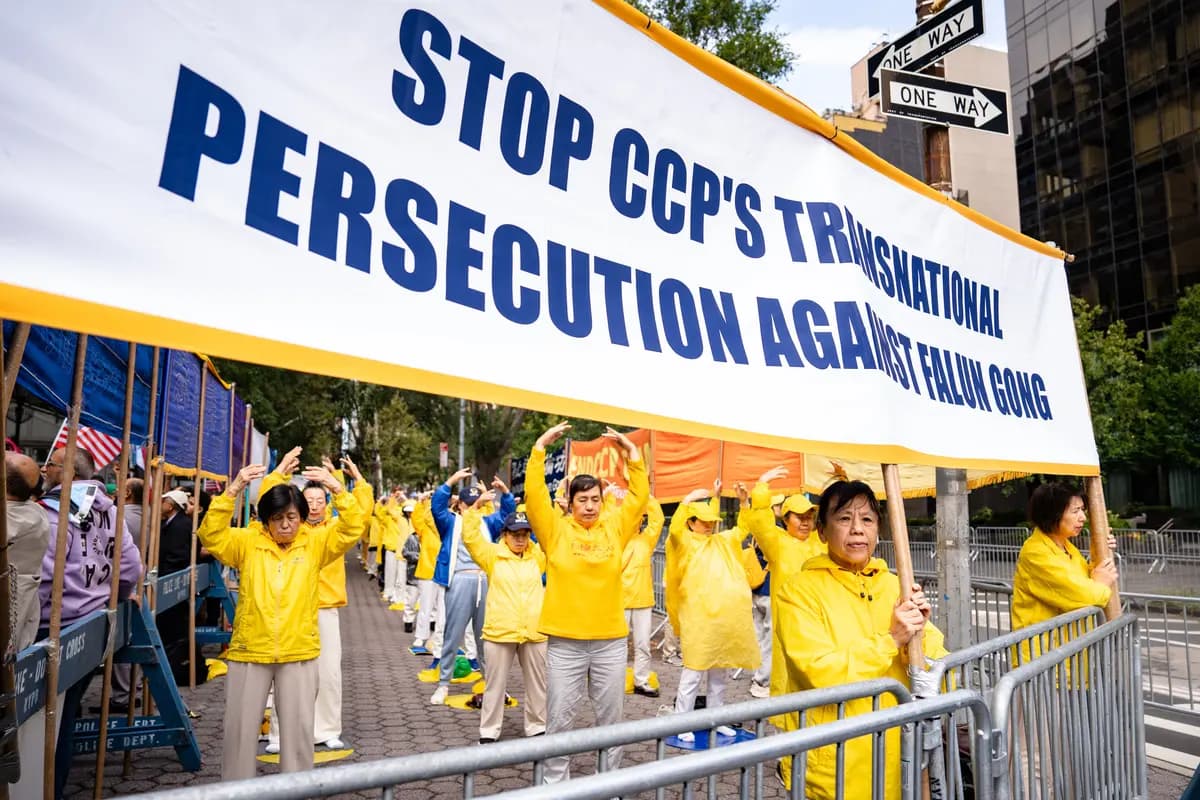 Practicantes de Falun Gong frente a la sede de la ONU en Nueva York el 22 de septiembre de 2026. (Samira Bouaou/The Epoch Times).