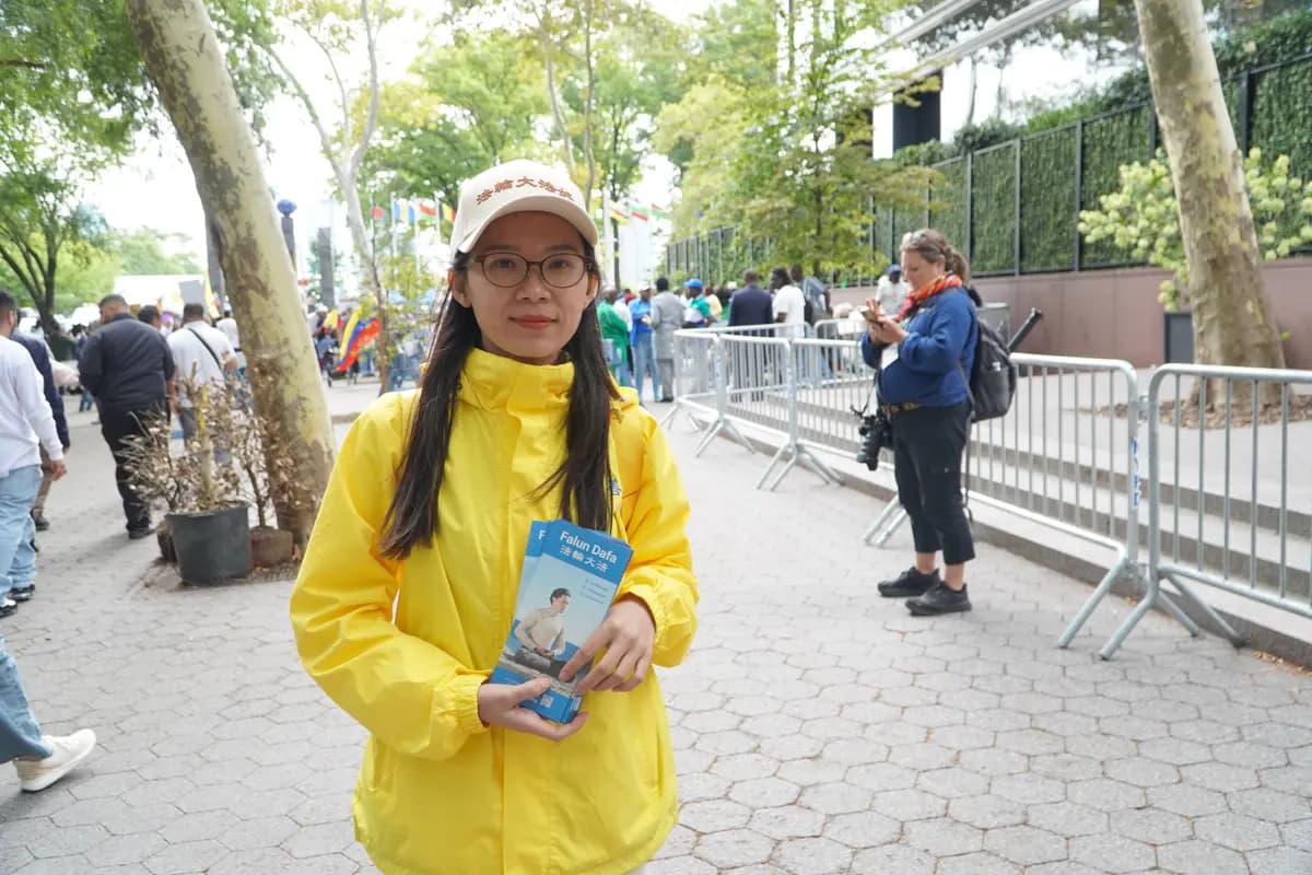 Oanh Le reparte información sobre Falun Gong en la plaza Dag Hammarskjold de Nueva York el 22 de septiembre de 2026. (Nicholas Zifcak/The Epoch Times)
