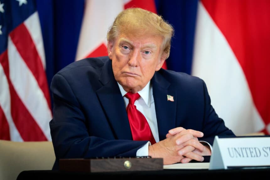 El presidente de EE. UU., Donald Trump, observa la firma de un pacto de seguridad entre EE. UU., Dinamarca y Groenlandia durante la Asamblea General de la ONU, en Nueva York, el 22 de septiembre de 2026. (Chip Somodevilla/Getty Images).