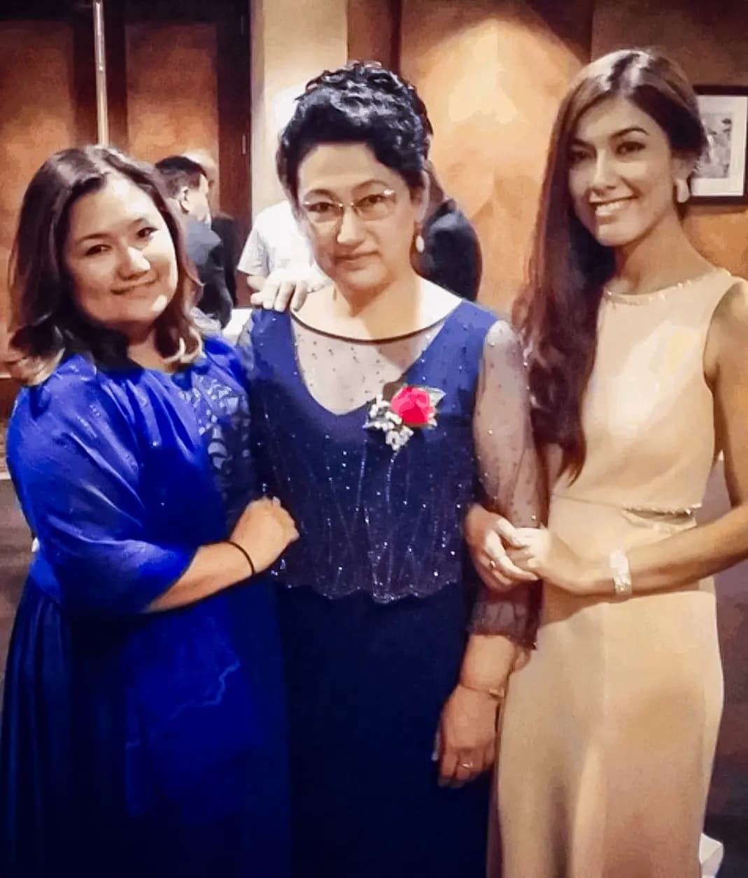 (De izquierda a derecha) Ziba Murat; su madre, la Dra. Gulshan Abbas; y su hermana menor, Zamira Murat, durante una visita de Abbas a Estados Unidos en 2015, en esta foto de archivo. (Cortesía de Ziba Murat)
