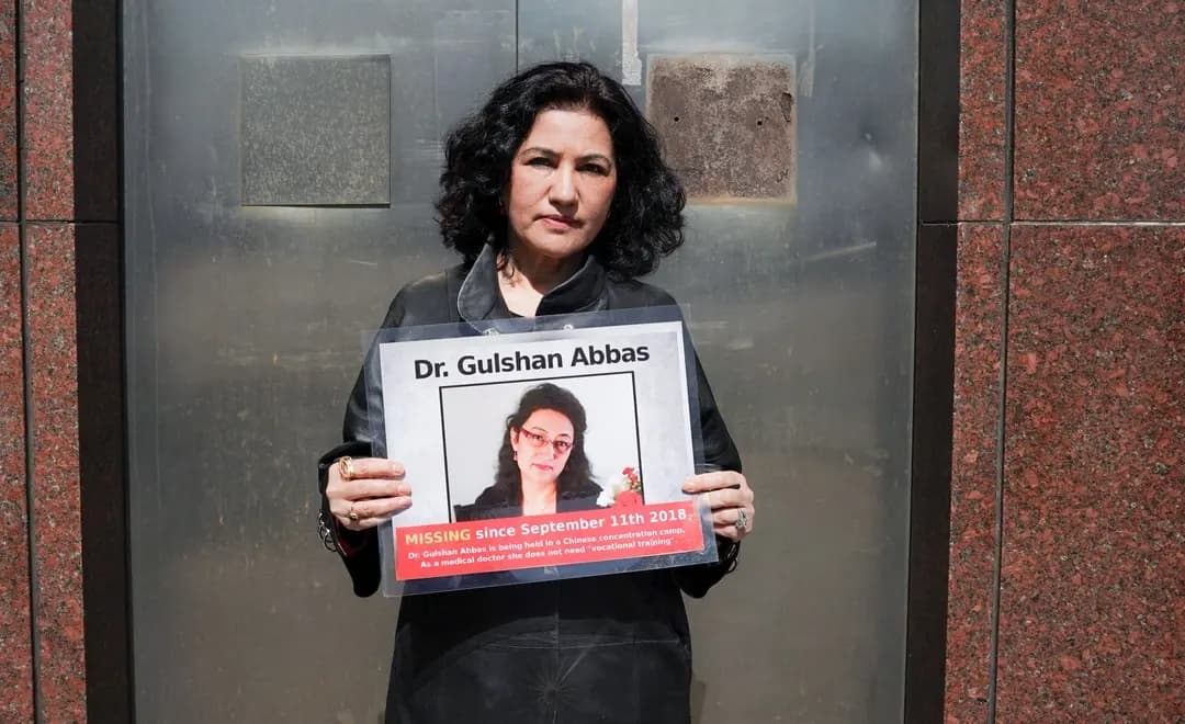 Rushan Abbas, directora ejecutiva de la Campaña por los Uigures, sostiene una foto de su hermana, la Dra. Gulshan Abbas, durante una manifestación en la ciudad de Nueva York el 22 de marzo de 2021. La Dra. Gulshan Abbas, una médica uigur jubilada, fue condenada en un juicio secreto a 20 años de prisión por presuntas actividades terroristas. (Timothy A. Clary/AFP vía Getty Images)