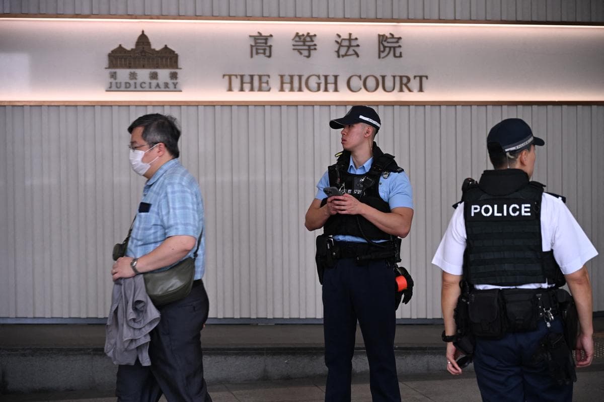 La policía vigila el exterior de la Corte Superior, donde está previsto que comparezca el activista prodemocrático Joshua Wong, en Hong Kong, el 2 de septiembre de 2026. (Peter Parks/AFP vía Getty Images).
