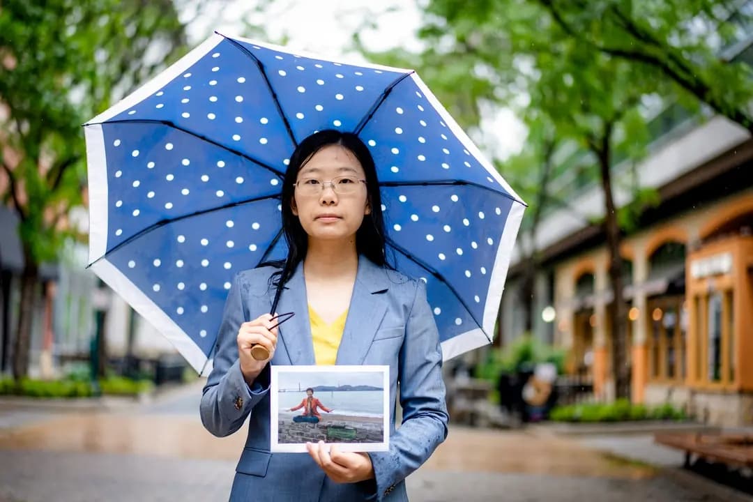 Alisa Zhou sostiene una foto de su madre, Wang Youmei, en Rockville, Maryland, el 6 de mayo de 2026. Wang fue detenida en China en abril de 2026 por practicar Falun Gong. (Madalina Kilroy/The Epoch Times)