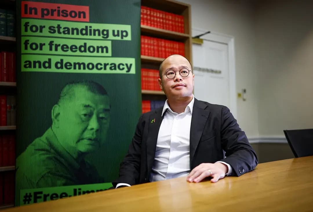 Sebastien Lai Sung-yan, hijo del magnate de los medios de comunicación de Hong Kong Jimmy Lai, quien se encuentra encarcelado, posa para una foto tras una conferencia de prensa en Londres el 15 de diciembre de 2025. (Henry Nicholls/AFP vía Getty Images)