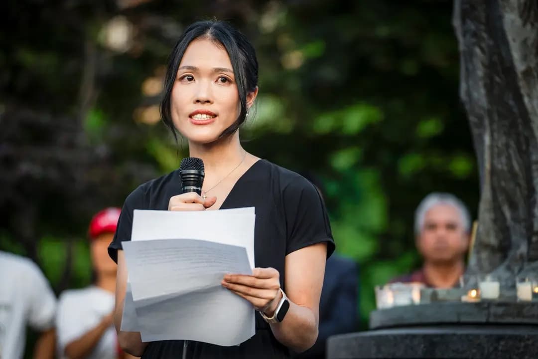 Frances Hui, coordinadora de políticas y defensa de la Fundación Comité por la Libertad en Hong Kong, habla durante una vigilia con velas por la masacre de la Plaza de Tiananmen celebrada en el Monumento a las Víctimas del Comunismo en Washington el 4 de junio de 2026. (Madalina Kilroy/The Epoch Times)