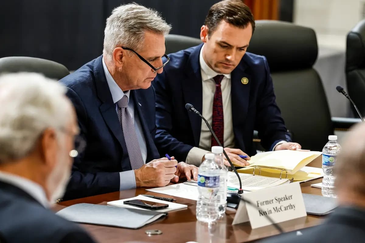 El ex presidente de la Cámara de Representantes, el representante Kevin McCarthy (R-Calif.), conversa con el presidente de la comisión, el representante Mike Gallagher (R-Wis.), durante una conferencia de prensa con miembros de la Comisión Especial de la Cámara de Representantes sobre el Partido Comunista Chino en el Capitolio, en Washington, el 15 de noviembre de 2023. La comisión celebró la conferencia de prensa para hablar sobre su informe de investigación del laboratorio biológico de Reedley y las pruebas de actividad ilegal dentro de las instalaciones. (Anna Moneymaker/Getty Images)