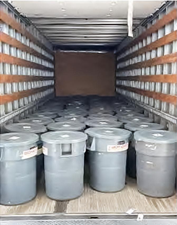 Se retiraron más de 40 contenedores del tamaño de un bote de basura con desechos biopeligrosos del presunto laboratorio ilegal tras su desmantelamiento, en Reedley, California. Las autoridades indicaron que tuvieron que eliminar más de 103 toneladas de residuos generales y 448 galones de residuos médicos y biológicos. (Ciudad de Reedley)