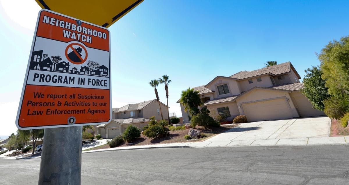 Un letrero de "Vigilancia Vecinal" está colocado al otro lado de la calle de una vivienda que el FBI y el Departamento de Policía Metropolitana de Las Vegas están investigando por tener un supuesto laboratorio ilegal en el garaje, en Las Vegas, el 3 de febrero de 2026. (Ethan Miller/Getty Images)