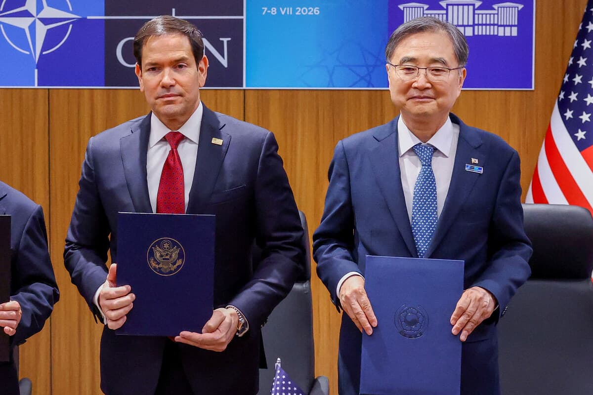 Marco Rubio posa con el ministro de Exteriores de Corea del Sur, Cho Hyun, durante una reunión trilateral con Japón al margen de la cumbre de la OTAN en Ankara, (Turquía, el 7 de julio de 2026. Yves Herman/Reuters).