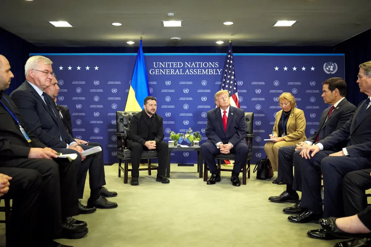 El presidente de EE. UU., Donald Trump (4.º por la derecha), y el presidente de Ucrania, Volodímir Zelenski (4.º por la izquierda), se reúnen al margen de la 81.ª Asamblea General de las Naciones Unidas (AGNU) en la ciudad de Nueva York el 22 de septiembre de 2026. (Servicio de Prensa Presidencial de Ucrania/Imagen facilitada a través de Reuters).