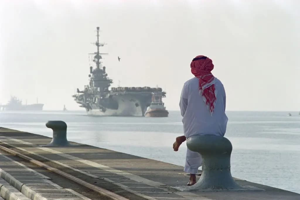 <em>Un hombre saudí observa el portaaviones francés Clemenceau a su llegada al puerto de Yanbu, Arabia Saudí, el 24 de septiembre de 1990. (Pascal Guyot/AFP vía Getty Images).</em>
