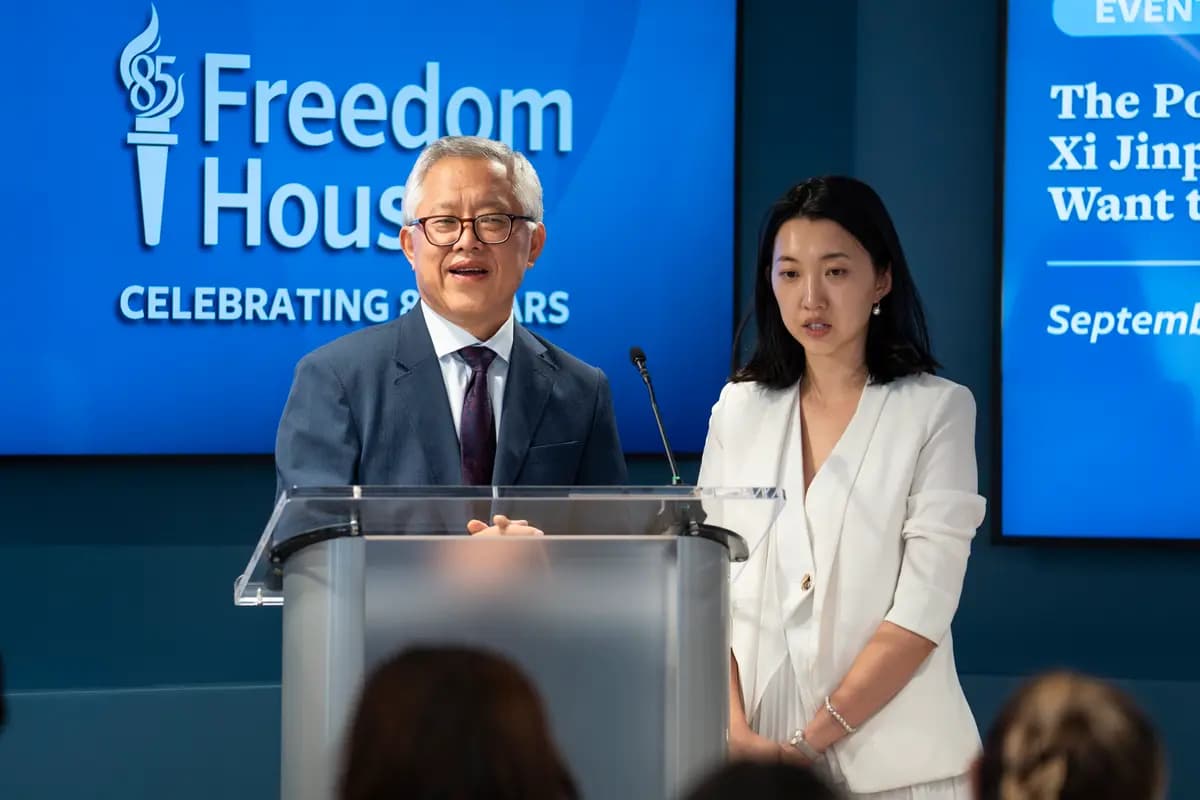 <em>El ex preso político Ezra Jin Mingri, pastor de la Iglesia de Sión de Beijing, y su hija, Grace Jin Drexel, hablan en Washington el 15 de septiembre de 2026. (Madalina Kilroy/The Epoch Times).</em>