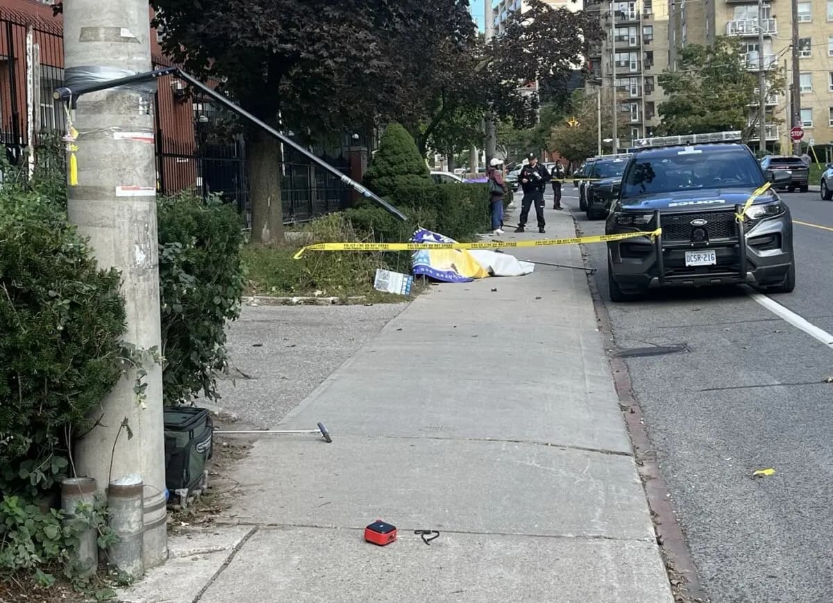 <em>Agentes del Servicio de Policía de Toronto investigan el lugar frente al Consulado Chino en Toronto donde practicantes de Falun Gong fueron atacados y sus pancartas fueron retiradas a la fuerza por un hombre que vestía una chaqueta con la bandera china, el 22 de septiembre de 2026. (Imagen de archivo).</em>