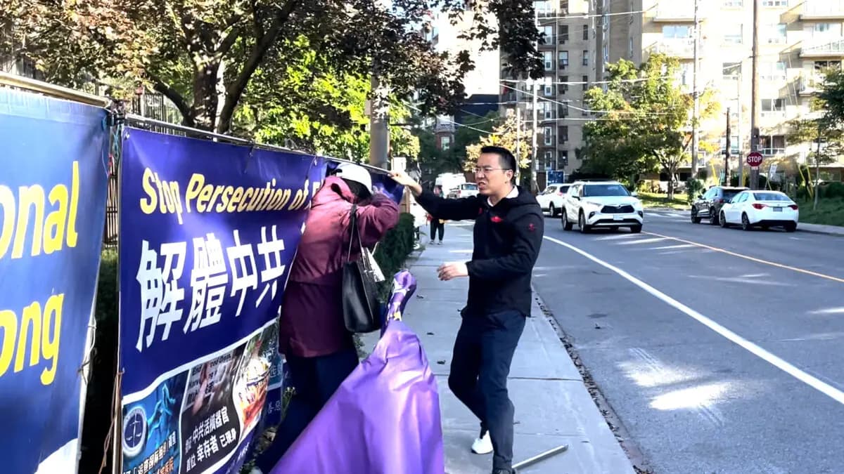 <em>Un hombre ataca a una practicante de Falun Gong en una acera pública frente al Consulado Chino en Toronto el 22 de septiembre de 2026. (Captura de pantalla/Material de prensa).</em>