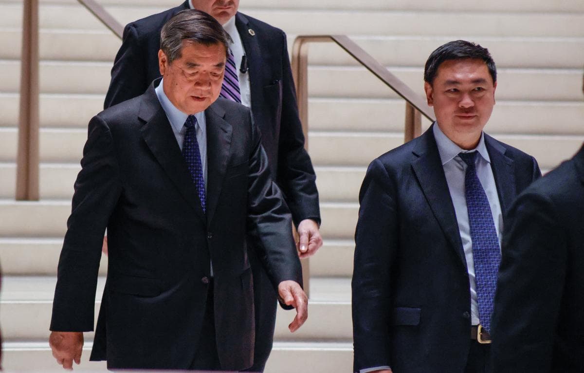 El viceprimer ministro chino He Lifeng (izquierda) se retira tras una reunión con el secretario del Tesoro de EE. UU., Scott Bessent, en Nueva York el 20 de septiembre de 2026. (Kena Betancur/AFP vía Getty Images)