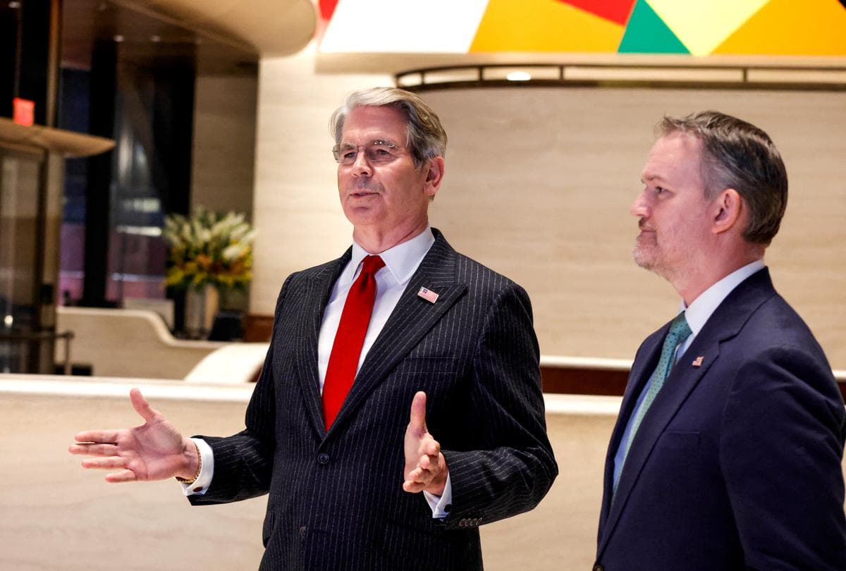 El secretario del Tesoro de EE. UU., Scott Bessent, habla junto al representante comercial de EE. UU., Jamieson Greer (derecha), durante una rueda de prensa tras una reunión con el viceprimer ministro de China, He Lifeng, en la ciudad de Nueva York el 20 de septiembre de 2026. (Kena Betancur/AFP vía Getty Images)