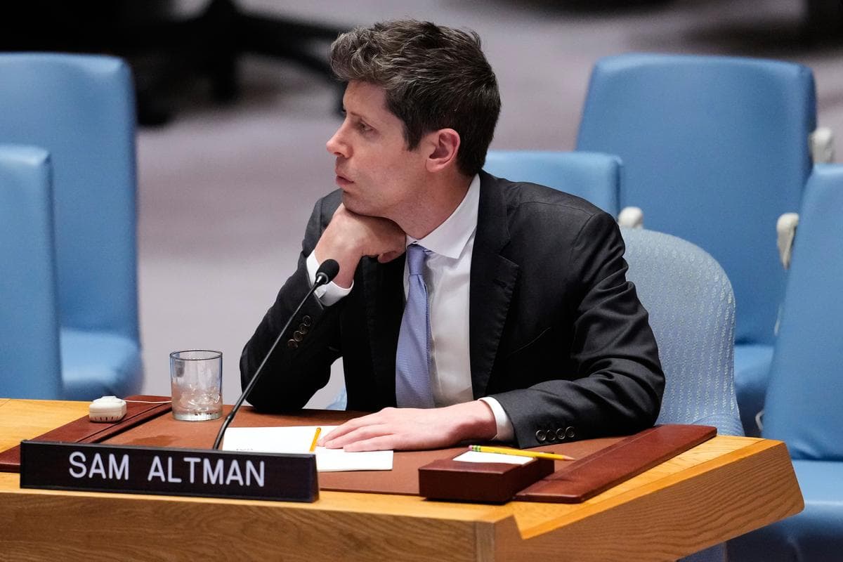 <em>Sam Altman, director ejecutivo de OpenAI, escucha durante una reunión del Consejo de Seguridad sobre inteligencia artificial en el 81.º período de sesiones de la Asamblea General de las Naciones Unidas en la sede de las Naciones Unidas en la ciudad de Nueva York, el 23 de septiembre de 2026. (Foto AP/Yuki Iwamura).</em>