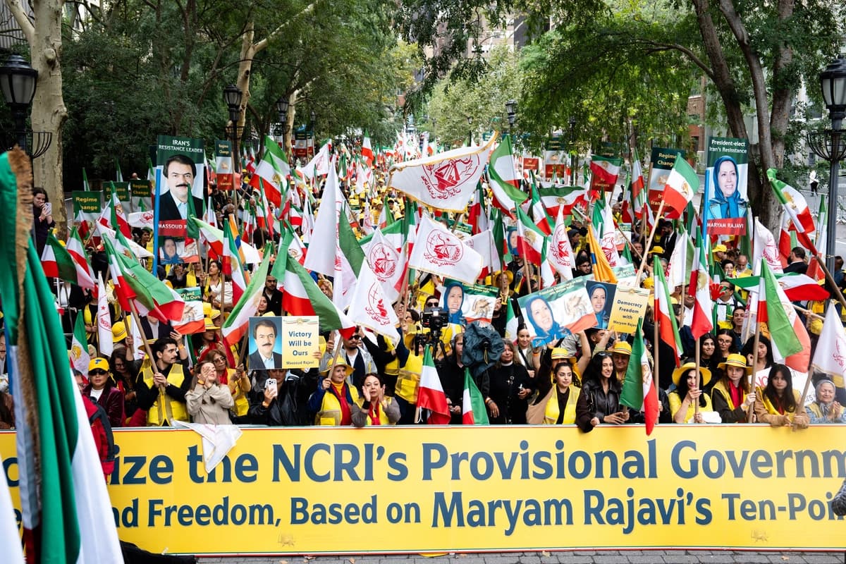 Partidarios iraníes del Consejo Nacional de Resistencia de Irán realizan una manifestación frente a la Asamblea General de la ONU en la ciudad de Nueva York el 22 de septiembre de 2026. (Samira Bouaou/The Epoch Times)
