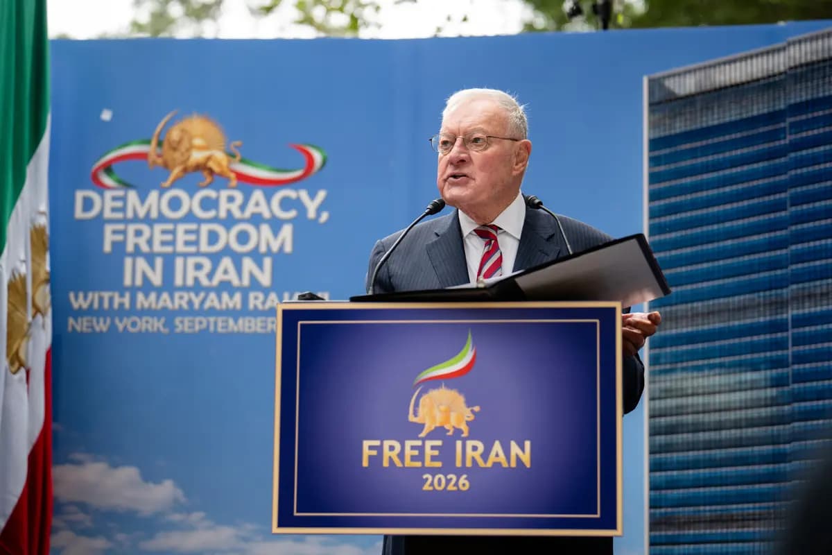 Keith Kellogg, exasesor de seguridad nacional del vicepresidente de Estados Unidos, habla en una manifestación organizada por simpatizantes iraníes del Consejo Nacional de Resistencia de Irán frente a la Asamblea General de la ONU en la ciudad de Nueva York el 22 de septiembre de 2026. (Samira Bouaou/The Epoch Times)