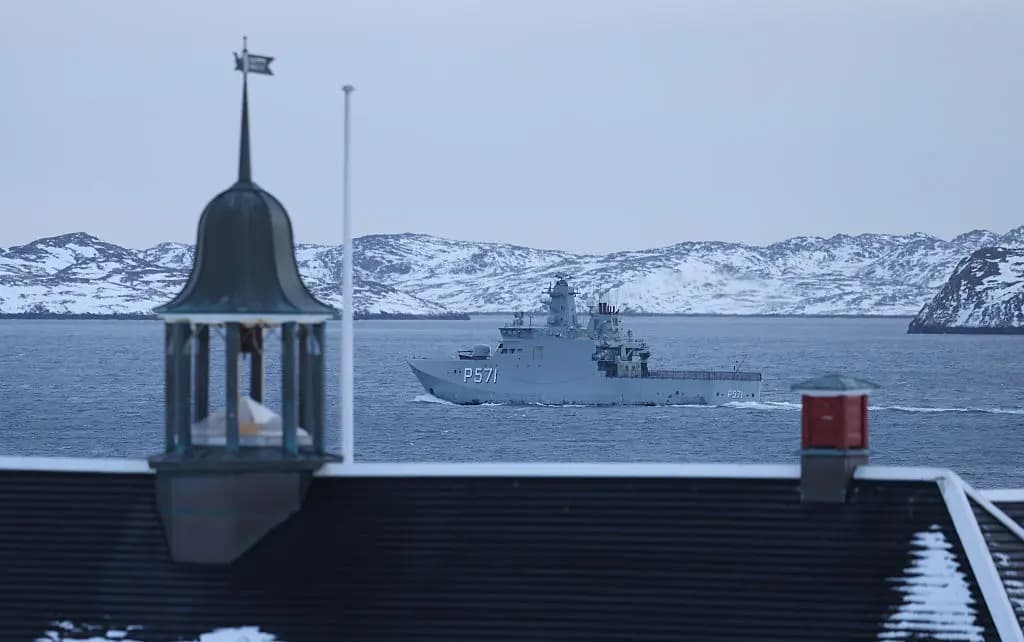 El HDMS Ejnar Mikkelsen de la Armada danesa patrulla Groenlandia en Nuuk, Groenlandia, el 22 de enero de 2026. (Sean Gallup/Getty Images)