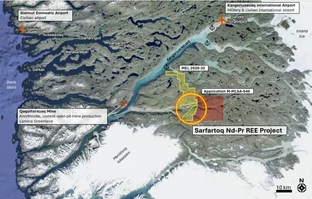 El distrito de tierras raras Sarfartoq de Greenland Mines, en expansión, en el suroeste de Groenlandia. La licencia de exploración existente, marcada en amarillo, alberga el Complejo Carbonatítico Sarfartoq, el yacimiento de neodimio-praseodimio ST1 y varias zonas de tierras raras conocidas pero menos desarrolladas. La nueva solicitud de licencia de exploración para la zona este se muestra en rojo. (Greenland Mines LTD)