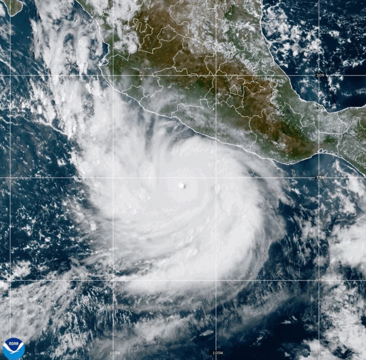 Esta foto proporcionada por la NOAA muestra al huracán Polo ganando fuerza en el Océano Pacífico frente a la costa de México el martes 22 de septiembre de 2026. (NOAA vía AP)