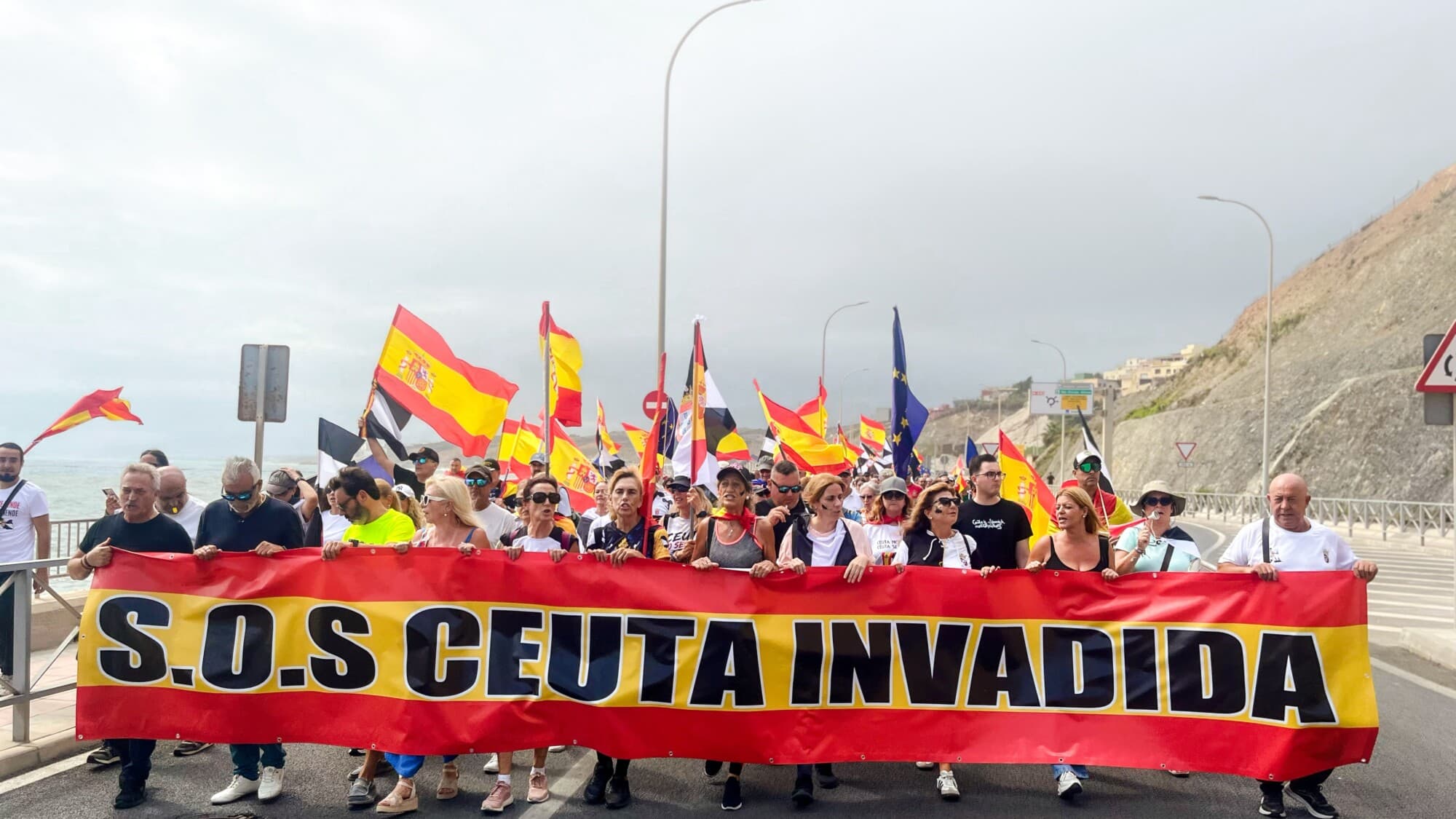 Residentes de Ceuta portan una pancarta con el lema "S.O.S. Ceuta invadida" a la cabeza de una marcha hacia la frontera del Tarajal, en Ceuta (España), el 20 de septiembre de 2026. (Etienne Fauchaire/The Epoch Times).