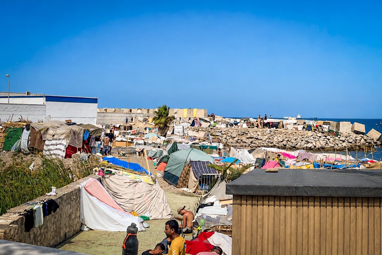 Tiendas de campaña improvisadas abarrotan la playa de Benítez en Ceuta, España, el 19 de septiembre de 2026, después de que el traslado a un nuevo campamento con capacidad para 1.700 personas en el puerto dejara a más de 2.000 personas sin plaza. (Etienne Fauchaire/The Epoch Times).