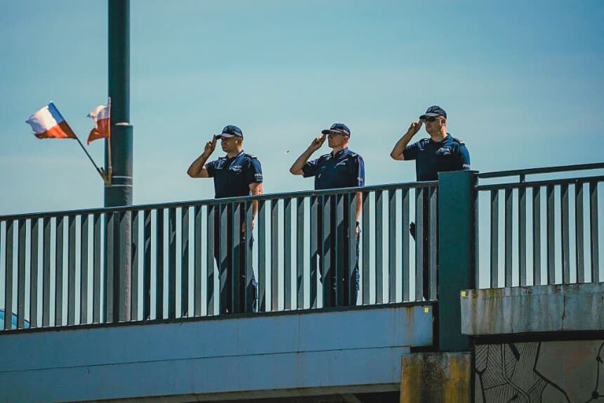 Policías polacos, el 15 de agosto de 2026 en Varsovia. (Mladen ANTONOV / AFP vía Getty Images)