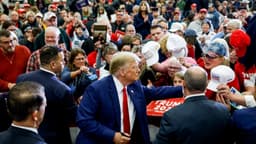 Juez desestima demanda de Trump por encuesta de 2024 que daba ventaja a Harris