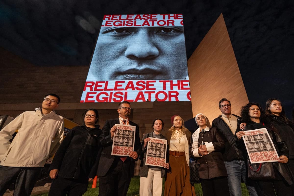Los rostros y nombres de algunos presos políticos retenidos en China se proyectan en la Galería Nacional de Arte, mientras el líder chino Xi Jinping participa en una visita de Estado a Washington el 23 de septiembre de 2026. (Samira Bouaou/The Epoch Times).