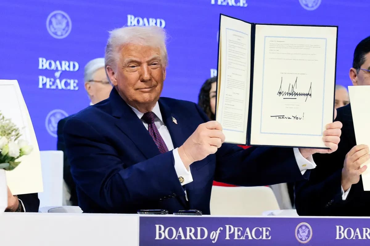 El presidente de EE. UU., Donald Trump, muestra su firma en la carta fundacional durante una ceremonia de firma de la Junta de la Paz en el Foro Económico Mundial (FEM) en Davos, Suiza, el 22 de enero de 2026. (Chip Somodevilla/Getty Images)