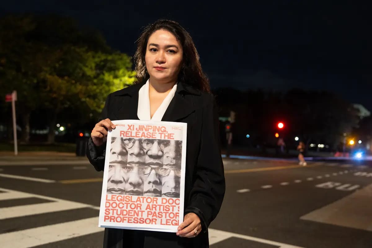 <em>Jewher Ilham, cuyo padre, Ilham Tohti, cumple actualmente cadena perpetua en China, participa en una proyección de la Fundación de Derechos Humanos de fotografías de algunos presos políticos en China expuestas en la Galería Nacional de Arte, mientras el líder chino Xi Jinping participa en una visita de Estado a Washington el 23 de septiembre de 2026. (Samira Bouaou/The Epoch Times).</em>