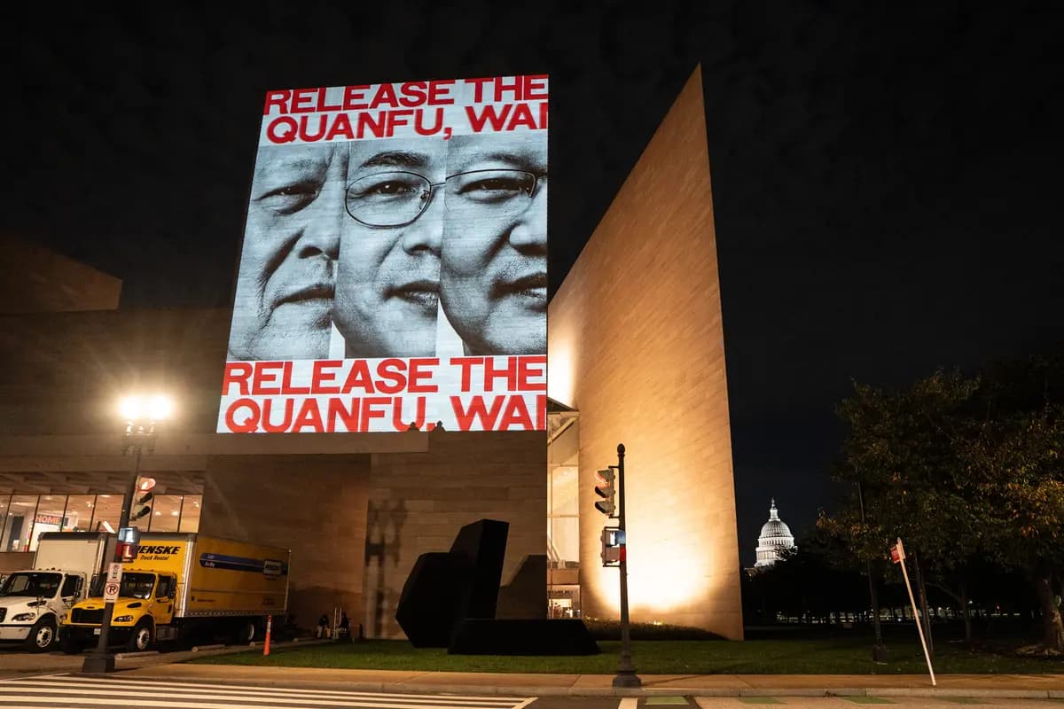 <em>Una fotografía proyectada de Wang Lin, Gao Yingjia y Gao Quanfu, pastores de iglesias domésticas encarcelados durante la represión contra grupos religiosos en China en octubre de 2025, se exhibe en la Galería Nacional de Arte, mientras el líder chino Xi Jinping participa en una visita de Estado a Washington el 23 de septiembre de 2026. (Samira Bouaou/The Epoch Times).</em>