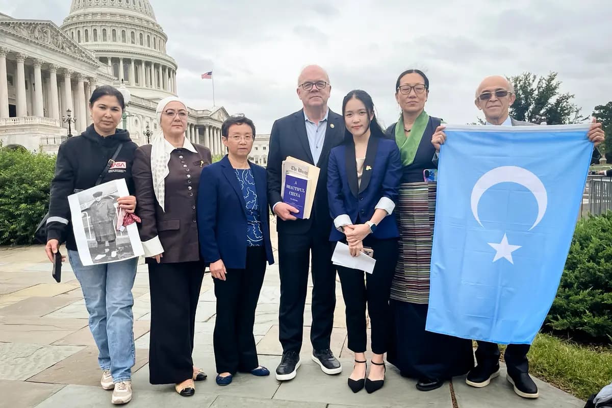 <em>El representante James McGovern (R-Mass.) (C) posa para una foto con activistas de derechos humanos tras ofrecer una rueda de prensa en la que pidió la liberación de presos políticos chinos, en el House Triangle del Capitolio en Washington, el 23 de septiembre de 2026. /Eva Fu/The Epoch Times).</em>