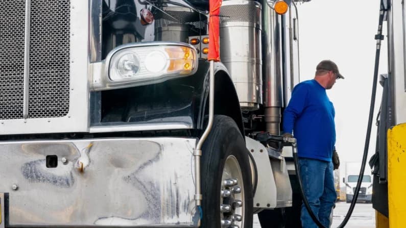 Grupos industriales urgen a Trump a rechazar la prohibición de exportación de diésel
