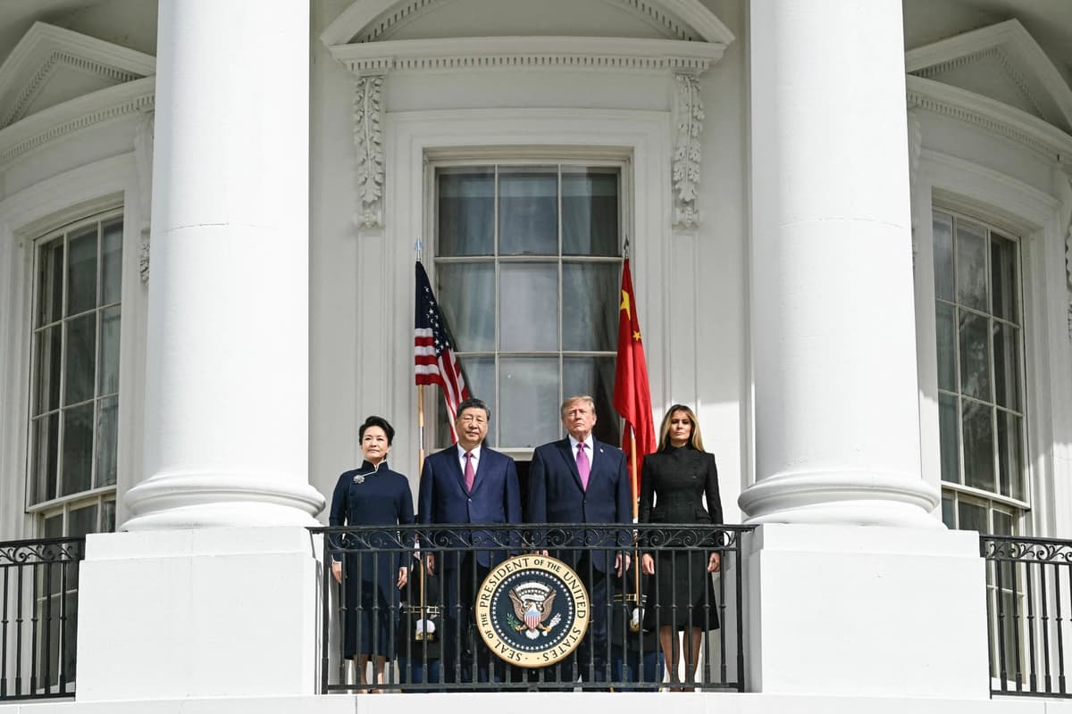 (I/D) La primera dama de China, Peng Liyuan, el presidente de China, Xi Jinping, el presidente Donald Trump y la primera dama Melania Trump se encuentran en el balcón del Salón Azul de la Casa Blanca para observar una exhibición del Pelotón de Ejercicios Silenciosos del Cuerpo de Marines de EE. UU., en Washington, el 24 de septiembre de 2026. (Saul Loeb / AFP vía Getty Images).