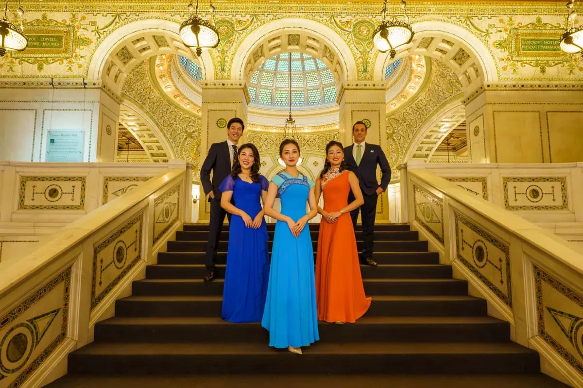 Varios artistas de Shen Yun asistieron al estreno, entre ellos, en la primera fila, de izquierda a derecha: Rachel Chen, Amy Yu y Shindy Cai; y en la segunda fila, de izquierda a derecha: Jared Ren y Leeshai Lemish. (Lin Yi/The Epoch Times)
