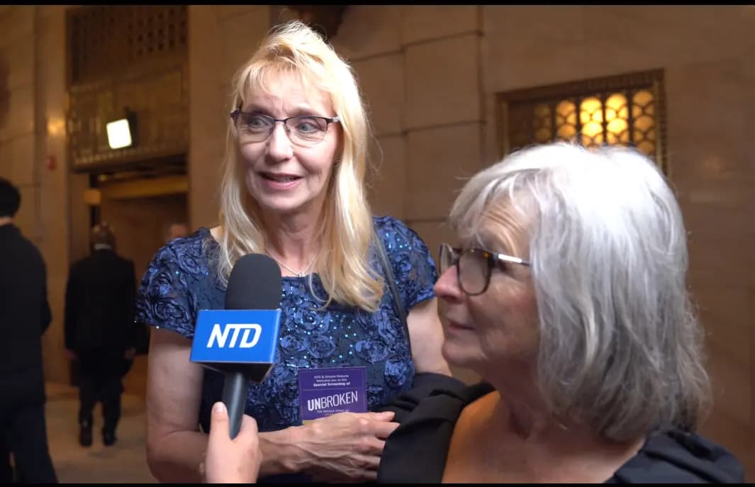 Shelley Eiler (izquierda) y Rebecca Magallanes en el estreno. "Son personas realmente fuertes", dijo Eiler, "y nosotros nos beneficiamos de ello cuando actúan". (NTD)