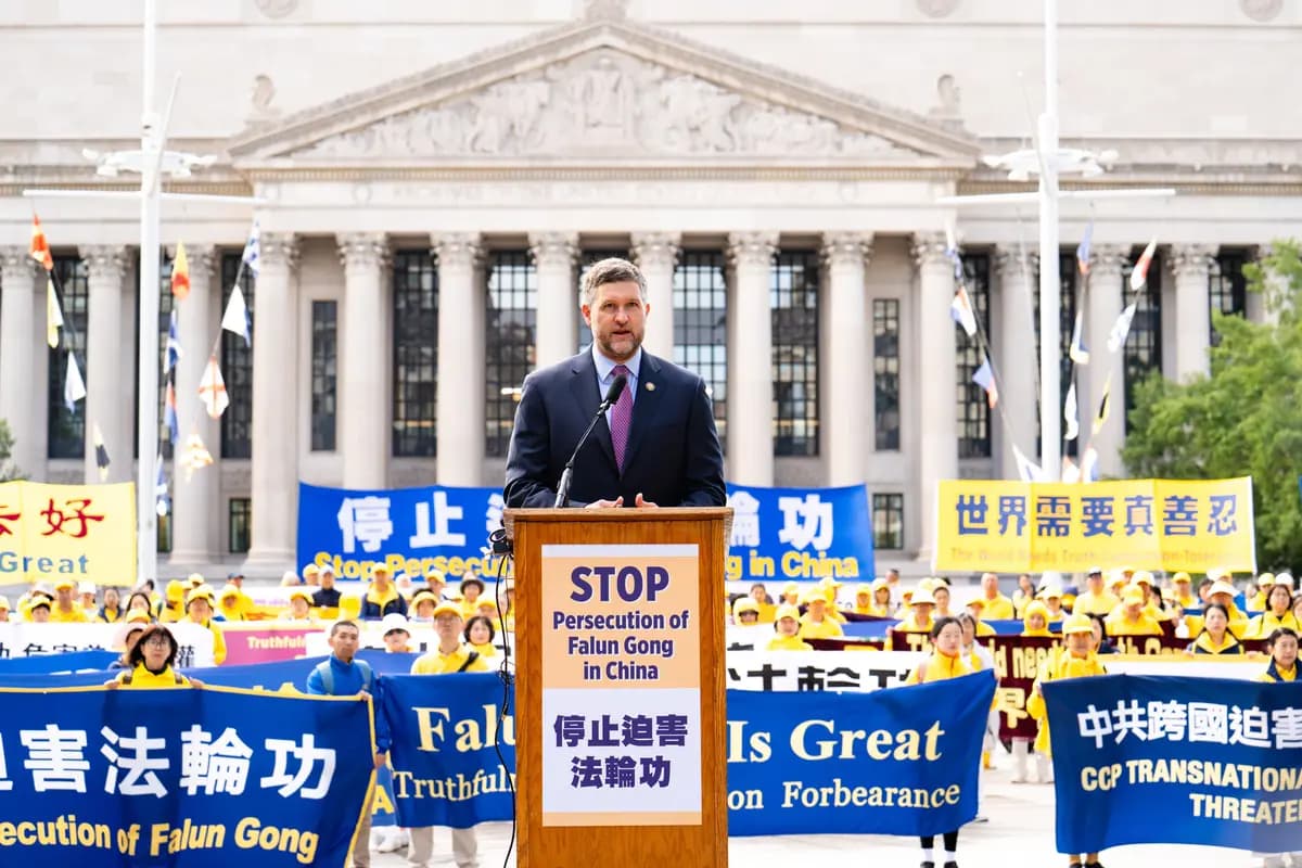 El diputado Pat Ryan (D-N.Y.) toma la palabra en una manifestación para exigir el fin de la persecución de Falun Gong por parte del Partido Comunista Chino, durante la visita de Estado del líder chino Xi Jinping a Washington el 24 de septiembre de 2026. (Samira Bouaou/The Epoch Times).