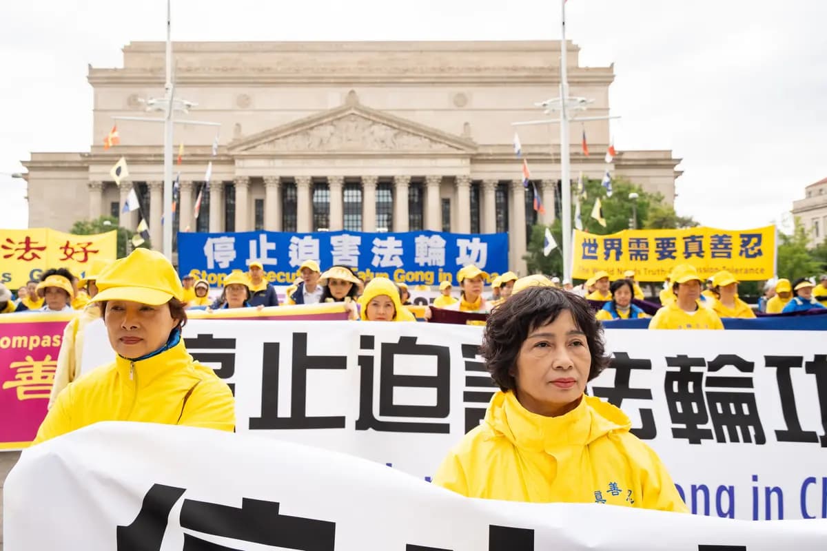 Los practicantes de Falun Gong organizan una manifestación para exigir el fin de la persecución que el Partido Comunista Chino ejerce contra esta práctica espiritual, durante la visita de Estado del líder chino Xi Jinping a Washington el 24 de septiembre de 2026. (Samira Bouaou/The Epoch Times).