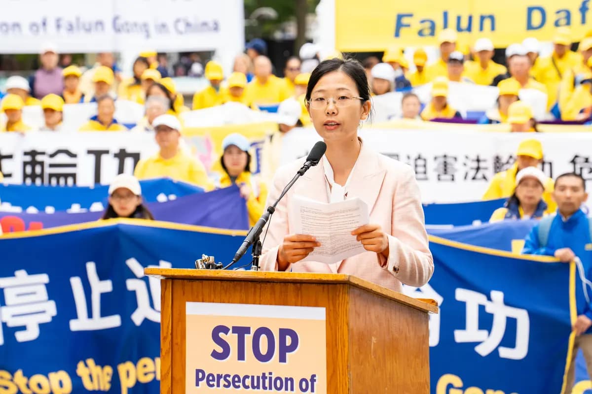 La practicante de Falun Gong Alisa Zhou, cuya madre, Wang Youmei, se encuentra detenida en China desde abril, toma la palabra en una manifestación para exigir el fin de la persecución de Falun Gong por parte del Partido Comunista Chino, durante la visita de Estado del líder chino Xi Jinping a Washington el 24 de septiembre de 2026. (Samira Bouaou/The Epoch Times).