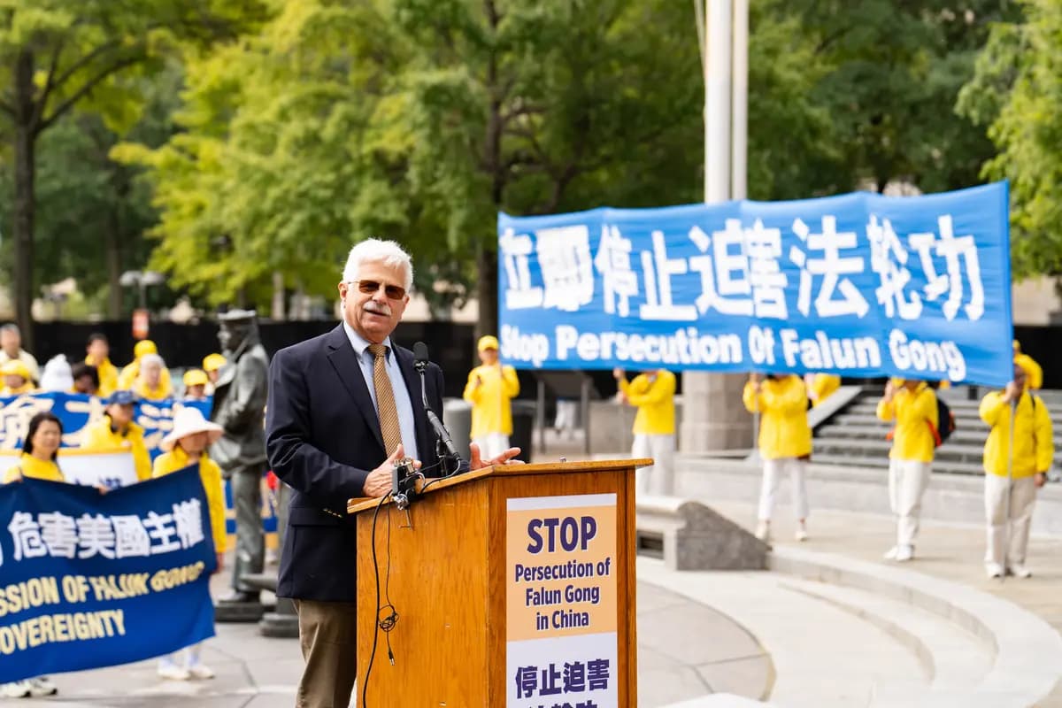 Robert Destro, exsubsecretario de Estado para la Democracia, los Derechos Humanos y el Trabajo, toma la palabra en una manifestación para exigir que cese la persecución de Falun Gong por parte del Partido Comunista Chino, durante la visita de Estado del líder chino Xi Jinping a Washington el 24 de septiembre de 2026. (Samira Bouaou/The Epoch Times).