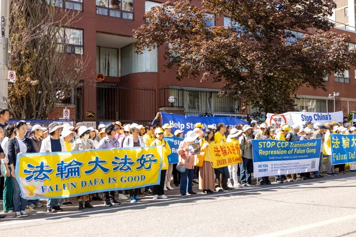 Practicantes y simpatizantes de Falun Gong se congregan frente al Consulado chino en Toronto, tras el ataque sufrido por practicantes de Falun Gong a principios de semana, el 24 de septiembre de 2026. (The Epoch Times)