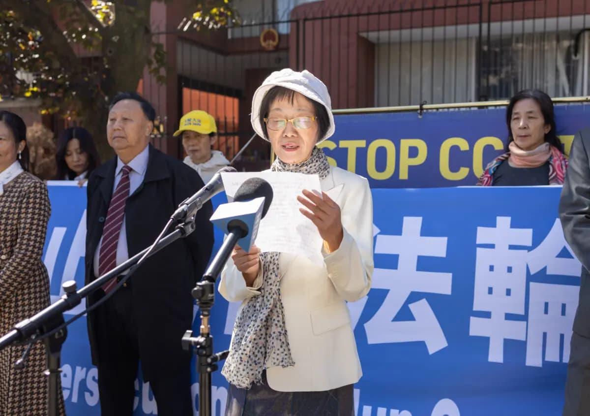 Lina Li, quien fue atacada por un hombre mientras realizaba una manifestación para concienciar sobre la persecución de Falun Gong frente al Consulado Chino en Toronto el 22 de septiembre de 2026, habla en una conferencia de prensa frente al consulado el 24 de septiembre de 2026. (The Epoch Times)