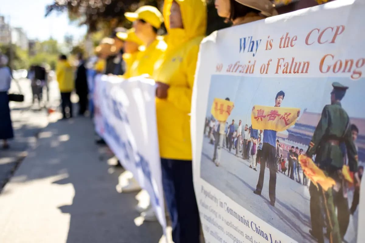 Practicantes y simpatizantes de Falun Gong se congregan frente al Consulado chino en Toronto, tras el ataque sufrido por practicantes de Falun Gong a principios de semana, el 24 de septiembre de 2026. (The Epoch Times)