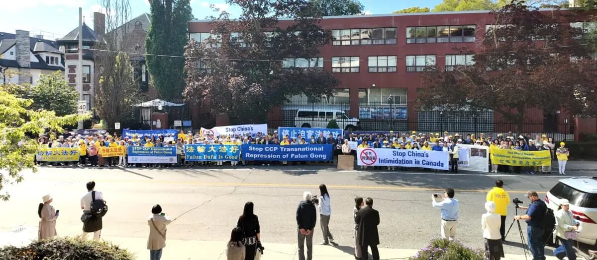 Practicantes y simpatizantes de Falun Gong se congregan frente al Consulado chino en Toronto, tras el ataque sufrido por practicantes de Falun Gong a principios de semana, el 24 de septiembre de 2026. (Melissa Li/The Epoch Times)