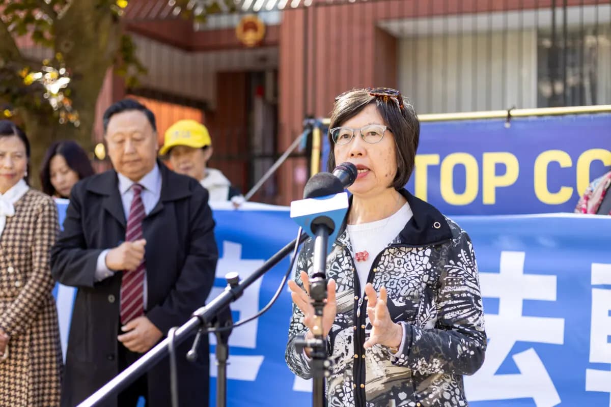 Maria Cheung, profesora emérita de la Universidad de Manitoba, habla en una conferencia de prensa celebrada frente al Consulado chino en Toronto tras el ataque a practicantes de Falun Gong ocurrido allí a principios de semana, el 24 de septiembre de 2026. (The Epoch Times)